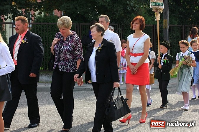 Zdjęcie w galerii na portalu naszraciborz.pl: Kolorowy korowód na dożynkach parafialnych w Zawadzie Książęcej wiadomości z regionu