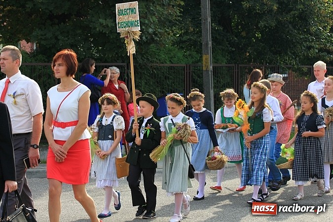 Zdjęcie w galerii na portalu naszraciborz.pl: Kolorowy korowód na dożynkach parafialnych w Zawadzie Książęcej wiadomości z regionu