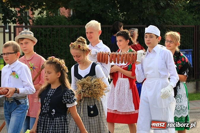 Zdjęcie w galerii na portalu naszraciborz.pl: Kolorowy korowód na dożynkach parafialnych w Zawadzie Książęcej wiadomości z regionu