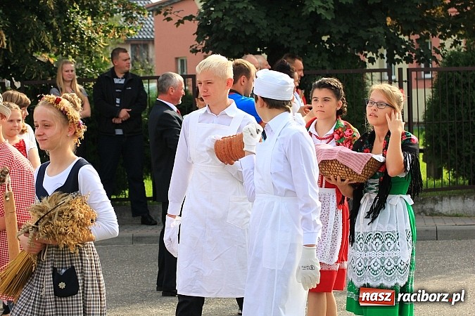 Zdjęcie w galerii na portalu naszraciborz.pl: Kolorowy korowód na dożynkach parafialnych w Zawadzie Książęcej wiadomości z regionu