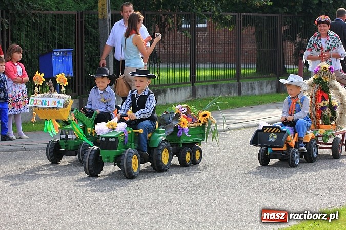 Zdjęcie w galerii na portalu naszraciborz.pl: Kolorowy korowód na dożynkach parafialnych w Zawadzie Książęcej wiadomości z regionu