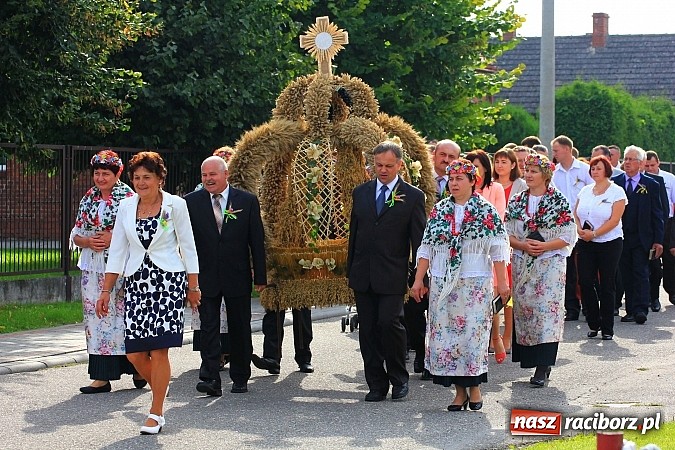 Zdjęcie w galerii na portalu naszraciborz.pl: Kolorowy korowód na dożynkach parafialnych w Zawadzie Książęcej wiadomości z regionu