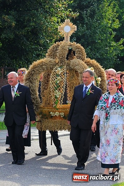 Zdjęcie w galerii na portalu naszraciborz.pl: Kolorowy korowód na dożynkach parafialnych w Zawadzie Książęcej wiadomości z regionu