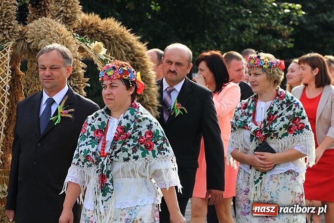 Zdjęcie w galerii na portalu naszraciborz.pl: Kolorowy korowód na dożynkach parafialnych w Zawadzie Książęcej wiadomości z regionu