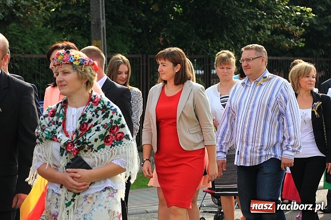 Zdjęcie w galerii na portalu naszraciborz.pl: Kolorowy korowód na dożynkach parafialnych w Zawadzie Książęcej wiadomości z regionu
