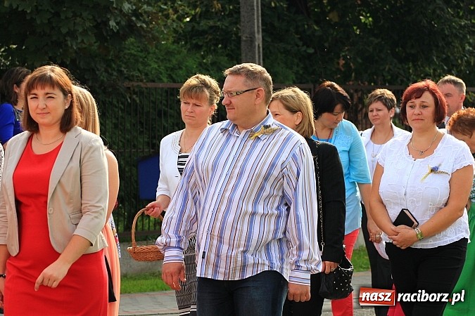 Zdjęcie w galerii na portalu naszraciborz.pl: Kolorowy korowód na dożynkach parafialnych w Zawadzie Książęcej wiadomości z regionu