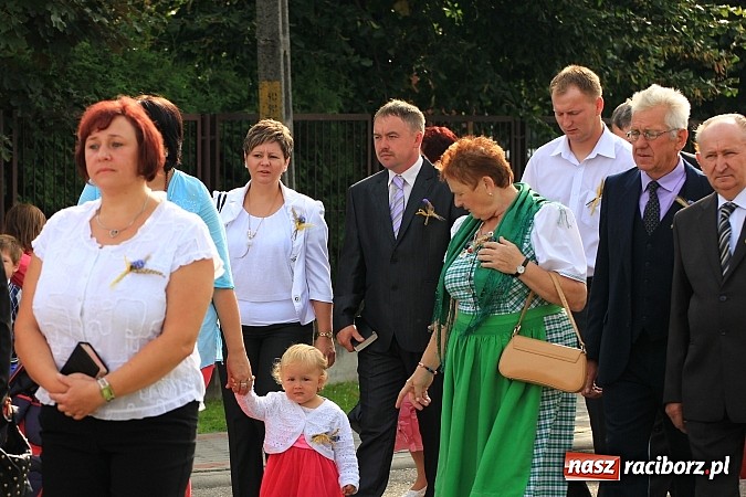Zdjęcie w galerii na portalu naszraciborz.pl: Kolorowy korowód na dożynkach parafialnych w Zawadzie Książęcej wiadomości z regionu