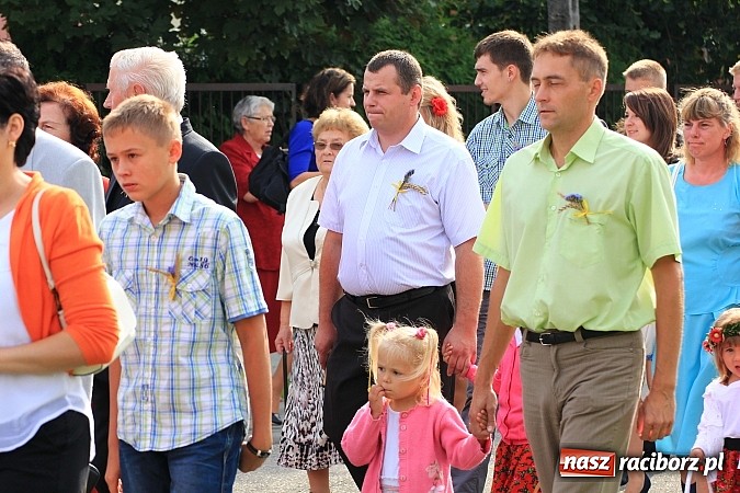 Zdjęcie w galerii na portalu naszraciborz.pl: Kolorowy korowód na dożynkach parafialnych w Zawadzie Książęcej wiadomości z regionu