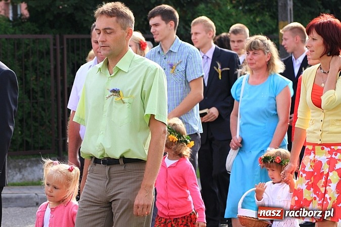 Zdjęcie w galerii na portalu naszraciborz.pl: Kolorowy korowód na dożynkach parafialnych w Zawadzie Książęcej wiadomości z regionu