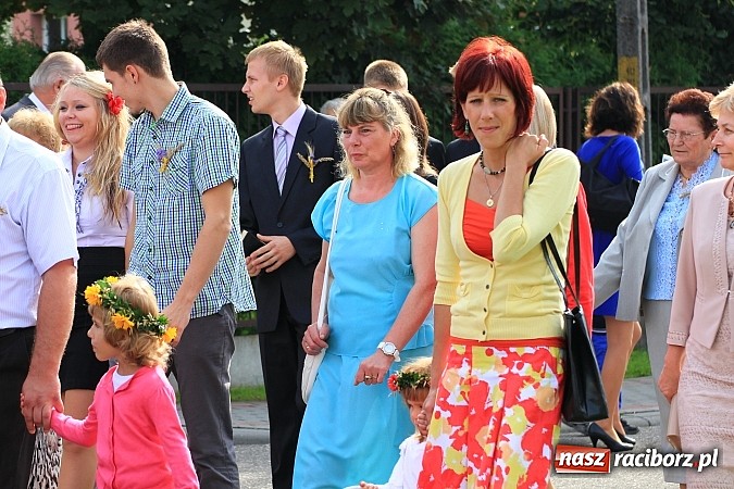 Zdjęcie w galerii na portalu naszraciborz.pl: Kolorowy korowód na dożynkach parafialnych w Zawadzie Książęcej wiadomości z regionu