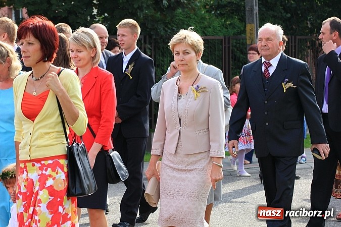 Zdjęcie w galerii na portalu naszraciborz.pl: Kolorowy korowód na dożynkach parafialnych w Zawadzie Książęcej wiadomości z regionu