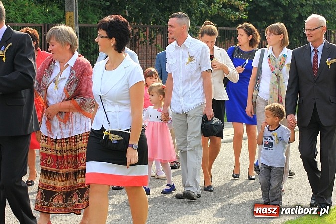 Zdjęcie w galerii na portalu naszraciborz.pl: Kolorowy korowód na dożynkach parafialnych w Zawadzie Książęcej wiadomości z regionu