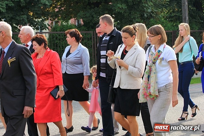 Zdjęcie w galerii na portalu naszraciborz.pl: Kolorowy korowód na dożynkach parafialnych w Zawadzie Książęcej wiadomości z regionu