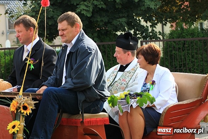 Zdjęcie w galerii na portalu naszraciborz.pl: Kolorowy korowód na dożynkach parafialnych w Zawadzie Książęcej wiadomości z regionu