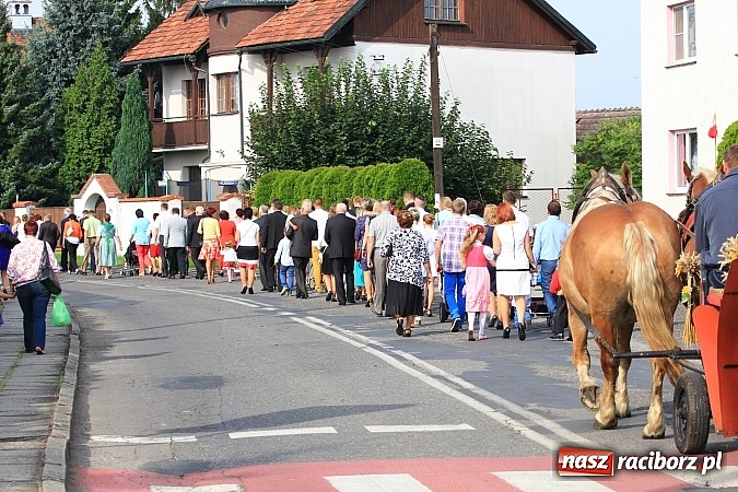 Zdjęcie w galerii na portalu naszraciborz.pl: Kolorowy korowód na dożynkach parafialnych w Zawadzie Książęcej wiadomości z regionu