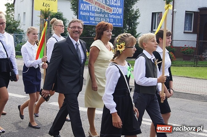 Zdjęcie w galerii na portalu naszraciborz.pl: Kolorowy korowód na dożynkach parafialnych w Zawadzie Książęcej wiadomości z regionu