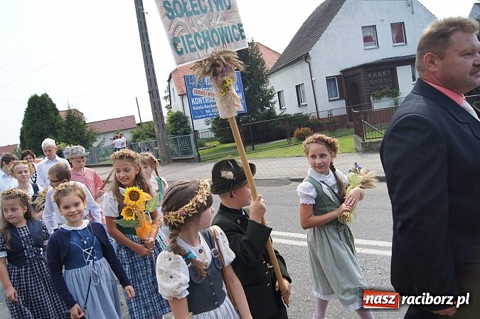 Zdjęcie w galerii na portalu naszraciborz.pl: Kolorowy korowód na dożynkach parafialnych w Zawadzie Książęcej wiadomości z regionu