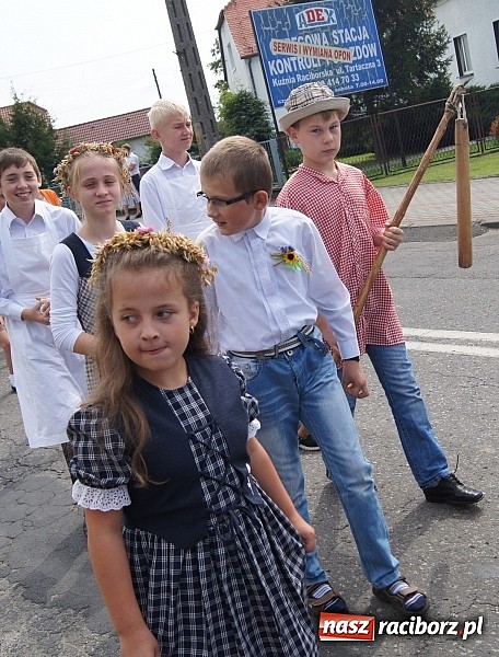 Zdjęcie w galerii na portalu naszraciborz.pl: Kolorowy korowód na dożynkach parafialnych w Zawadzie Książęcej wiadomości z regionu
