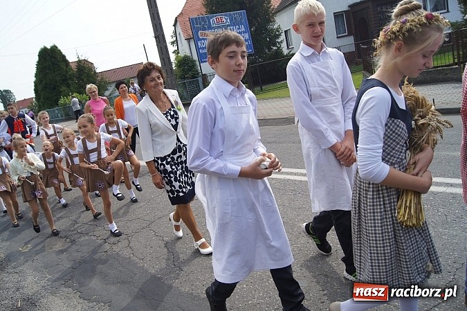 Zdjęcie w galerii na portalu naszraciborz.pl: Kolorowy korowód na dożynkach parafialnych w Zawadzie Książęcej wiadomości z regionu