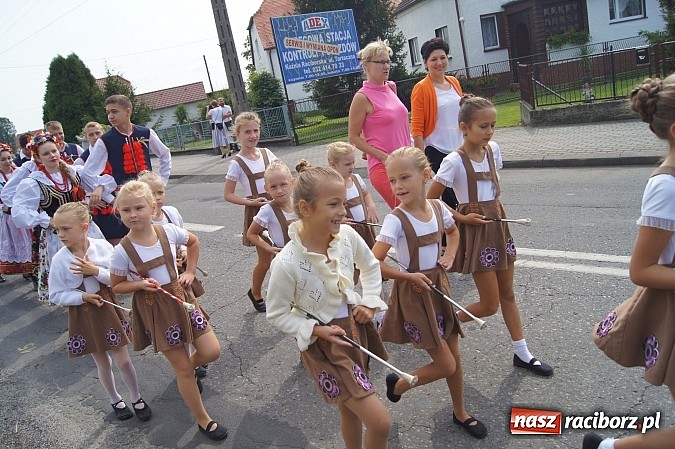 Zdjęcie w galerii na portalu naszraciborz.pl: Kolorowy korowód na dożynkach parafialnych w Zawadzie Książęcej wiadomości z regionu