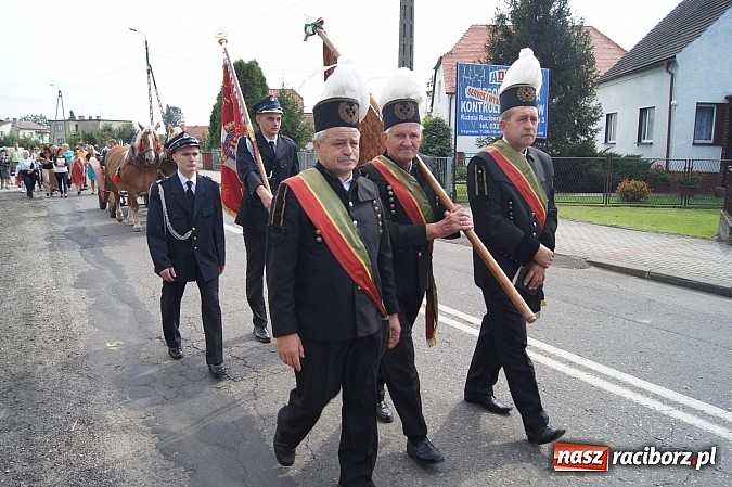 Zdjęcie w galerii na portalu naszraciborz.pl: Kolorowy korowód na dożynkach parafialnych w Zawadzie Książęcej wiadomości z regionu