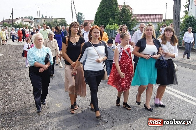 Zdjęcie w galerii na portalu naszraciborz.pl: Kolorowy korowód na dożynkach parafialnych w Zawadzie Książęcej wiadomości z regionu