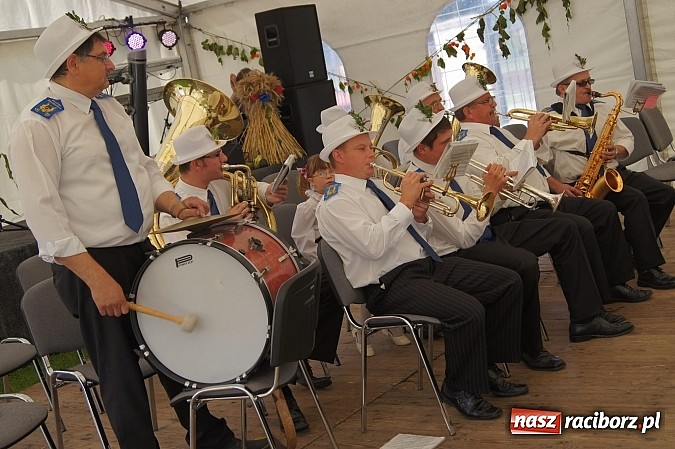 Zdjęcie w galerii na portalu naszraciborz.pl: Kolorowy korowód na dożynkach parafialnych w Zawadzie Książęcej wiadomości z regionu