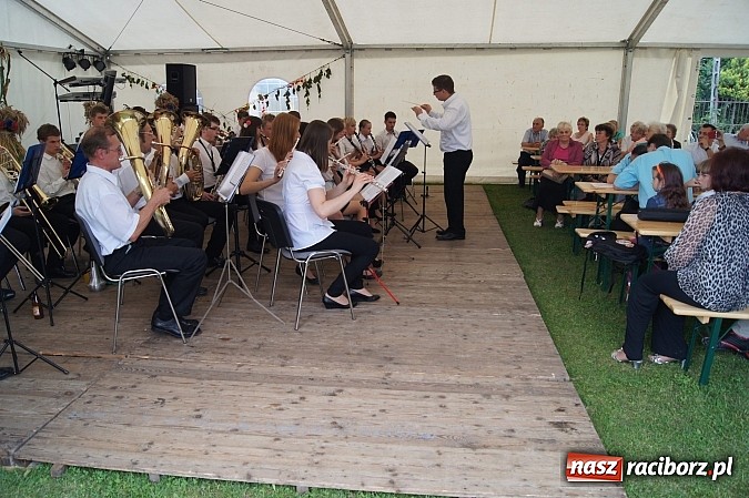 Zdjęcie w galerii na portalu naszraciborz.pl: Kolorowy korowód na dożynkach parafialnych w Zawadzie Książęcej wiadomości z regionu