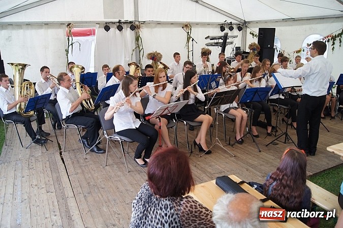 Zdjęcie w galerii na portalu naszraciborz.pl: Kolorowy korowód na dożynkach parafialnych w Zawadzie Książęcej wiadomości z regionu