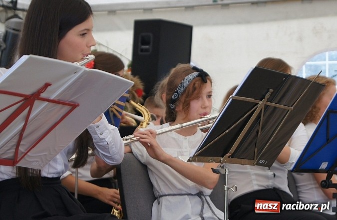 Zdjęcie w galerii na portalu naszraciborz.pl: Kolorowy korowód na dożynkach parafialnych w Zawadzie Książęcej wiadomości z regionu
