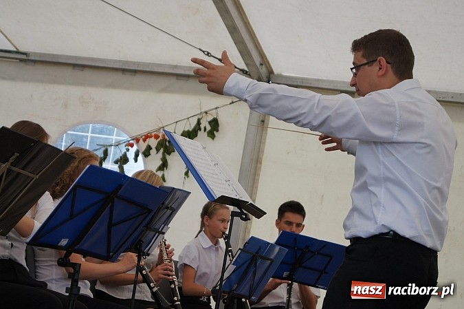 Zdjęcie w galerii na portalu naszraciborz.pl: Kolorowy korowód na dożynkach parafialnych w Zawadzie Książęcej wiadomości z regionu