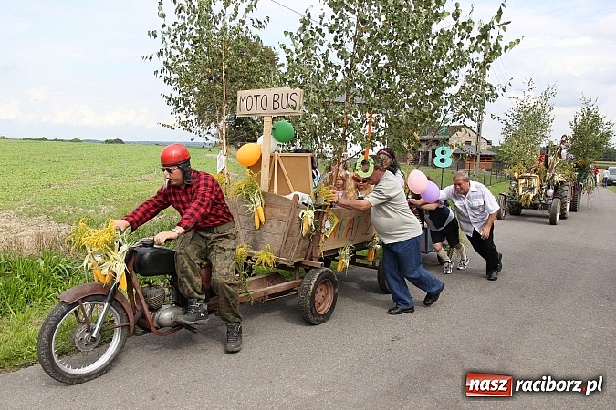 Zdjęcie w galerii na portalu naszraciborz.pl: Długi i barwny korowód dożynkowy w Łańcach wiadomości z regionu
