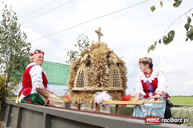 Zdjęcie w galerii na portalu naszraciborz.pl: Długi i barwny korowód dożynkowy w Łańcach wiadomości z regionu