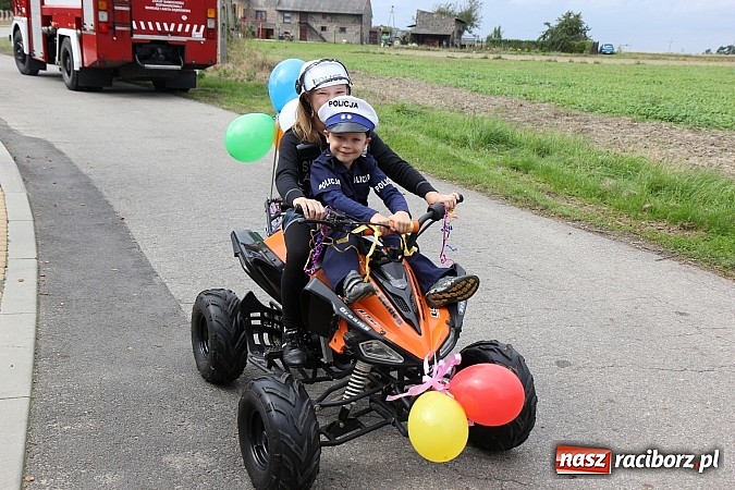 Zdjęcie w galerii na portalu naszraciborz.pl: Długi i barwny korowód dożynkowy w Łańcach wiadomości z regionu