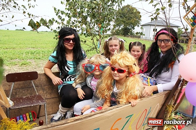 Zdjęcie w galerii na portalu naszraciborz.pl: Długi i barwny korowód dożynkowy w Łańcach wiadomości z regionu