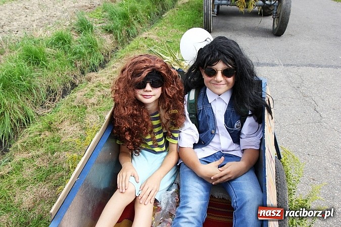 Zdjęcie w galerii na portalu naszraciborz.pl: Długi i barwny korowód dożynkowy w Łańcach wiadomości z regionu