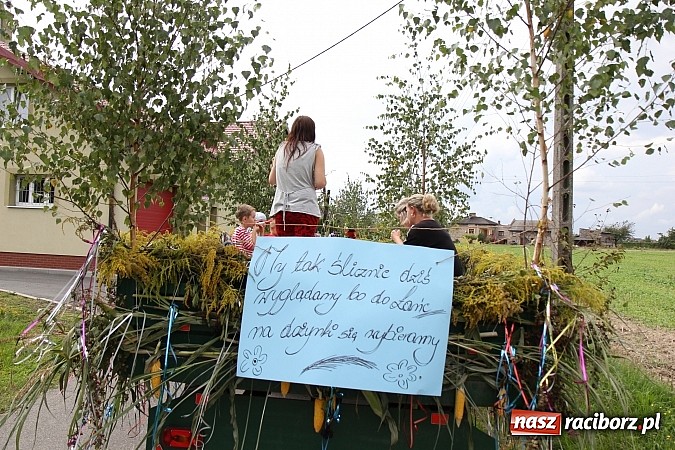 Zdjęcie w galerii na portalu naszraciborz.pl: Długi i barwny korowód dożynkowy w Łańcach wiadomości z regionu