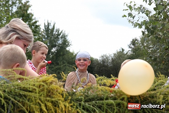 Zdjęcie w galerii na portalu naszraciborz.pl: Długi i barwny korowód dożynkowy w Łańcach wiadomości z regionu