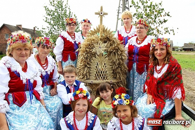 Zdjęcie w galerii na portalu naszraciborz.pl: Długi i barwny korowód dożynkowy w Łańcach wiadomości z regionu