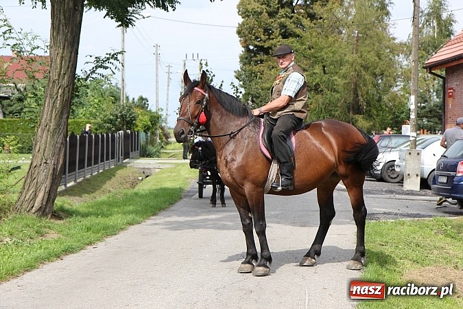 Zdjęcie w galerii na portalu naszraciborz.pl: Długi i barwny korowód dożynkowy w Łańcach wiadomości z regionu