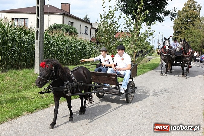 Zdjęcie w galerii na portalu naszraciborz.pl: Długi i barwny korowód dożynkowy w Łańcach wiadomości z regionu