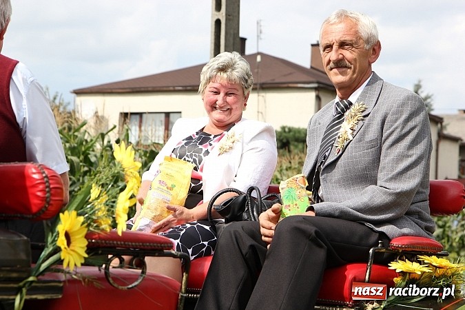 Zdjęcie w galerii na portalu naszraciborz.pl: Długi i barwny korowód dożynkowy w Łańcach wiadomości z regionu
