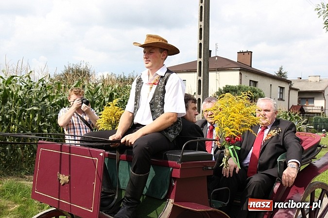 Zdjęcie w galerii na portalu naszraciborz.pl: Długi i barwny korowód dożynkowy w Łańcach wiadomości z regionu