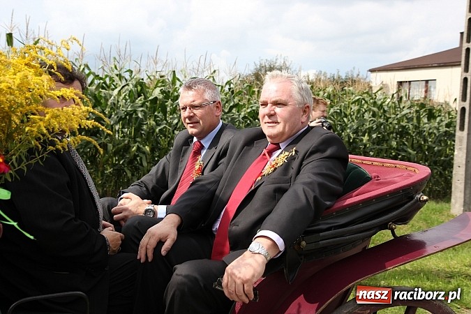 Zdjęcie w galerii na portalu naszraciborz.pl: Długi i barwny korowód dożynkowy w Łańcach wiadomości z regionu