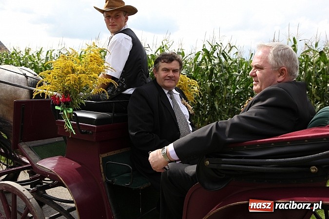 Zdjęcie w galerii na portalu naszraciborz.pl: Długi i barwny korowód dożynkowy w Łańcach wiadomości z regionu