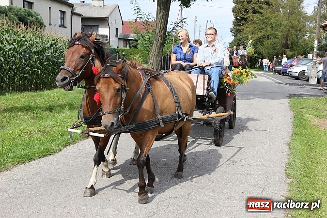 Zdjęcie w galerii na portalu naszraciborz.pl: Długi i barwny korowód dożynkowy w Łańcach wiadomości z regionu
