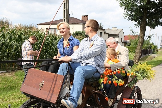 Zdjęcie w galerii na portalu naszraciborz.pl: Długi i barwny korowód dożynkowy w Łańcach wiadomości z regionu