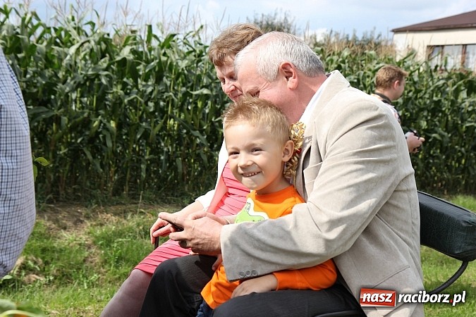 Zdjęcie w galerii na portalu naszraciborz.pl: Długi i barwny korowód dożynkowy w Łańcach wiadomości z regionu