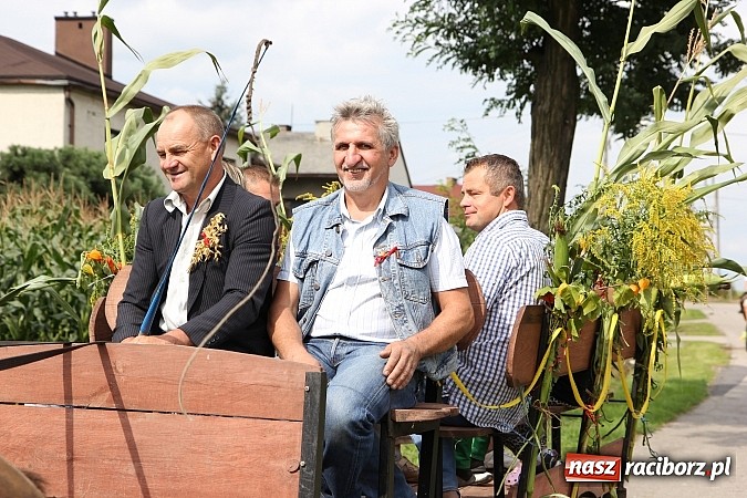 Zdjęcie w galerii na portalu naszraciborz.pl: Długi i barwny korowód dożynkowy w Łańcach wiadomości z regionu