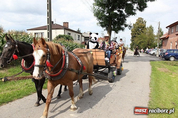 Zdjęcie w galerii na portalu naszraciborz.pl: Długi i barwny korowód dożynkowy w Łańcach wiadomości z regionu